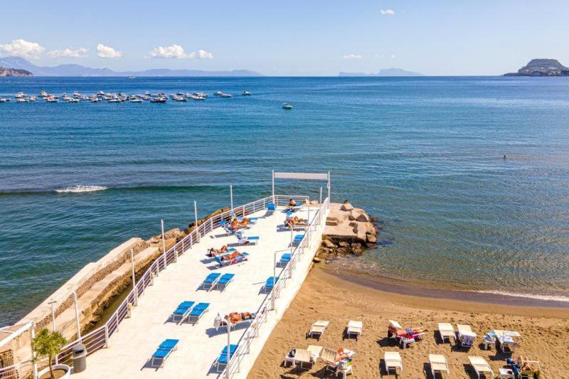Casa Vacanze Alma B&B Grazioso Appartamento Sul Lungomare Di Pozzuoli A 300Mt Dal Centro E Dal Rione Terra By Movery ภายนอก รูปภาพ